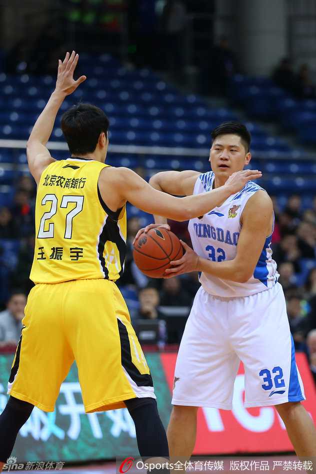 宋康明迅速协防站位高举双臂，宛若铁塔，准备迎接对手的冲击。