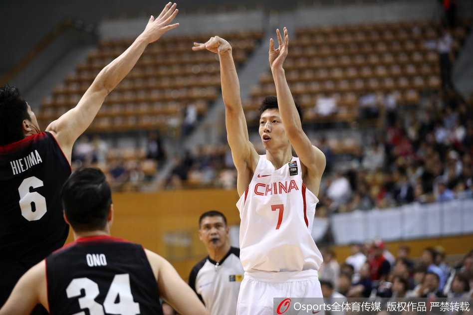 青春代价与未来希望:国奥小将东亚赛虽败犹荣 暂停时刻,国奥队主教练手持战术板,神情严肃地给围成一圈的队员们讲解战术,年轻的脸庞上满是专注与思索。