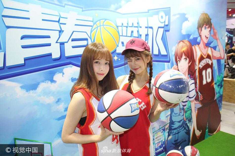 青春热浪燃爆申城:篮球宝贝助阵ChinaJoy游戏盛宴 几位篮球宝贝背对背站成一个圆圈,她们脸上洋溢着灿烂的笑容,默契地拍打着手中的篮球,富有节奏感的声音仿佛一曲动感的夏日协奏曲。