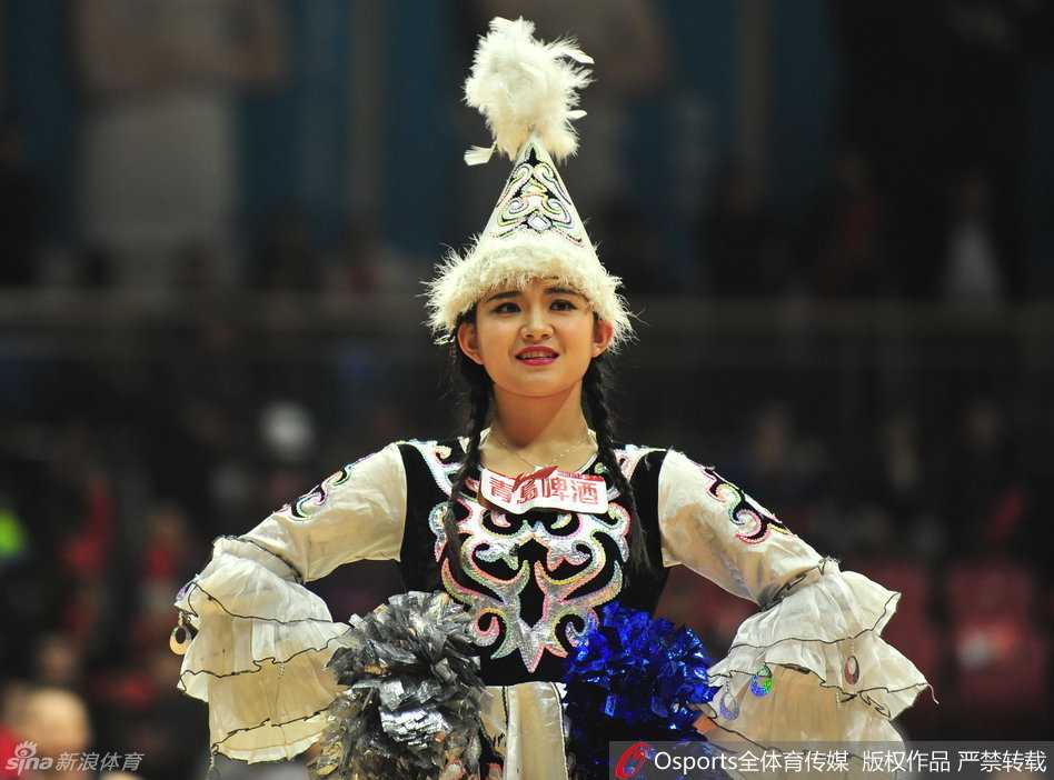 青春热舞点燃季后赛战火 致敬篮球宝贝的赛场激情 在变换的彩色灯光下,几位篮球宝贝背对背摆出酷炫的造型,她们的身姿挺拔,仿佛在告诉全场观众:这里不仅是篮球的战场,也是我们绽放青春的舞台。