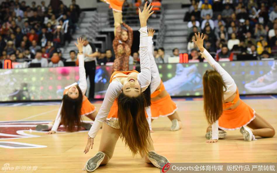 青春热舞点燃季后赛战火 致敬篮球宝贝的赛场激情 灯光聚焦的赛场中央,篮球宝贝们随着动感的鼓点跃动,她们飞扬的发丝和整齐划一的动作,仿佛将整个球馆的激情瞬间点燃。