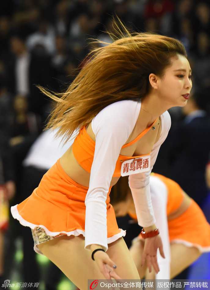 青春热舞点燃季后赛战火 致敬篮球宝贝的赛场激情 动感十足的舞蹈中,篮球宝贝们挥动彩穗,动作整齐划一,灿烂的笑容如同赛场上的阳光,感染着看台上的每一位男女老少。