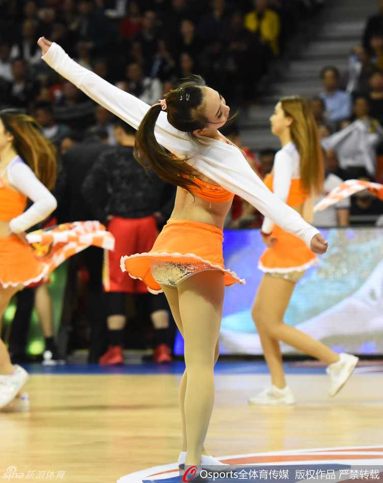 青春热舞点燃季后赛战火 致敬篮球宝贝的赛场激情 表演结束,宝贝们手拉手向观众鞠躬致意,额头上细密的汗珠在灯光下闪闪发光,这一刻她们不仅是舞者,更是这个激情之夜最美丽的注脚。