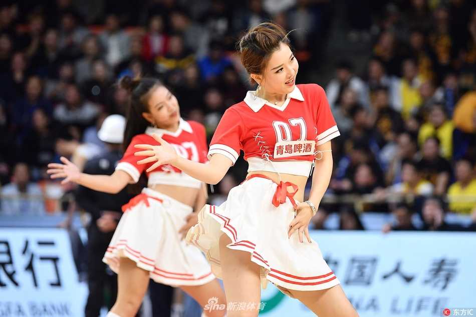 全队成员在比赛结束后于场地中央合影留念，大家紧紧相依，高举双手欢呼，纪念这个共同挥洒汗水的夜晚，姐妹情谊在镜头前熠熠生辉。