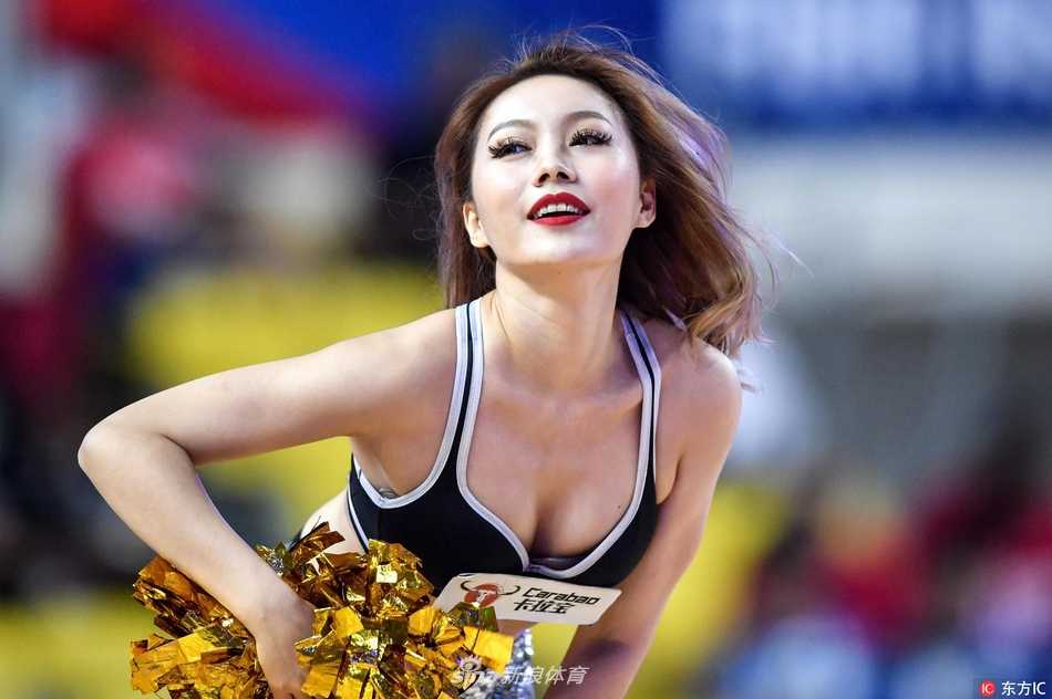 镜头拉近，一位宝贝在热舞中甩动飘逸的长发，眼神专注而坚定，额头微微渗出的汗珠在灯光下闪闪发亮，见证着她们的投入与付出。