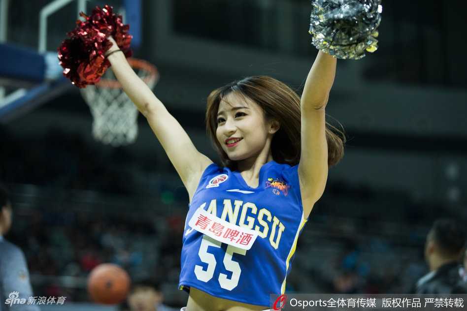 青春舞动 CBA赛场因你们而火热 少女们扎着利落的马尾,手持金色花球高高跃起,整齐划一的动作仿佛定格了时间,将青春的活力与激情挥洒在聚光灯下。