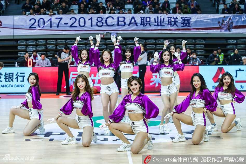 伴随着动感音乐的节拍，啦啦队员们手持花球奋力跃起，充满力量感的舞姿展现了篮球宝贝的专业素养。