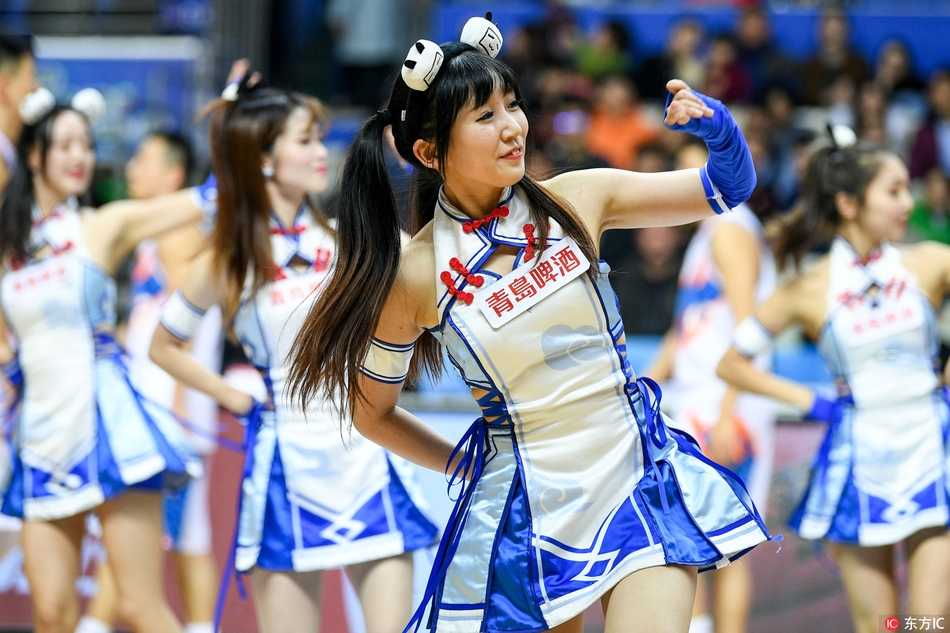 青春舞动燃爆赛场,走近CBA联赛中最可爱的啦啦宝贝 扎着高马尾的啦啦宝贝们身着蓝白短裙,在CBA赛场上瞬间定格,整齐划一的动作与嘴角甜美的笑意,仿佛冬日里的一缕暖阳。