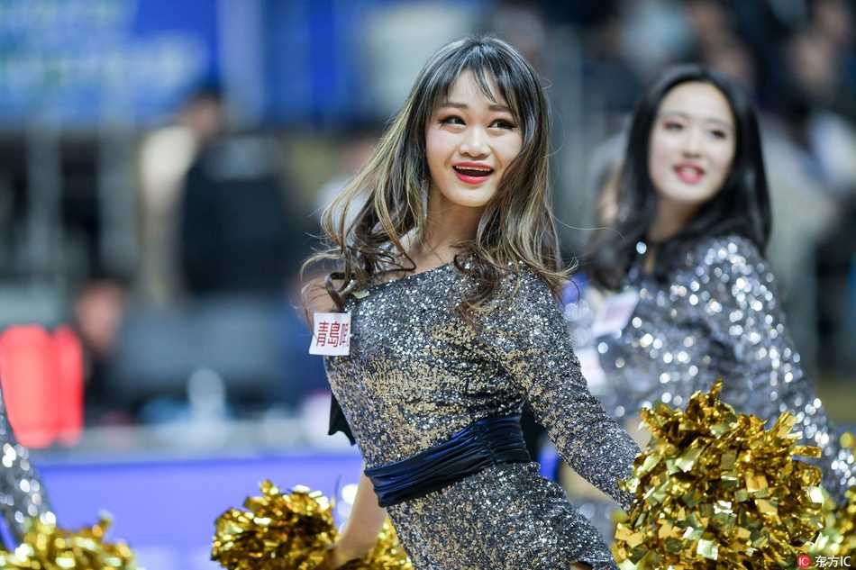 青春舞动燃爆赛场,走近CBA联赛中最可爱的啦啦宝贝 赛场中央,四位啦啦宝贝摆出俏皮可爱的结束造型,飞扬的裙摆和自信的眼神相互映衬,定格了这场篮球盛宴中最温柔而又充满活力的瞬间。