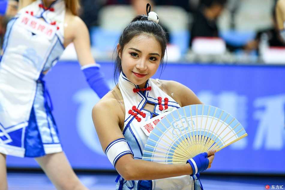 青春舞动燃爆赛场,走近CBA联赛中最可爱的啦啦宝贝 聚光灯下,一位笑容灿烂的啦啦队员正展臂起舞,灵动的身姿与飞扬的发丝完美结合,将现场激情四溢的青春活力淋漓尽致地展现给看台上的每一位球迷。