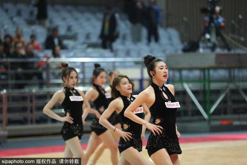 在八一队一次精彩的进攻得手后，啦啦队适时登场。女孩们整齐地侧身站立，手举金色的花球指向天空，仿佛在为刚刚那记精彩的进球喝彩。她们的表演与比赛节奏紧密相连，真正做到了与球队同呼吸。