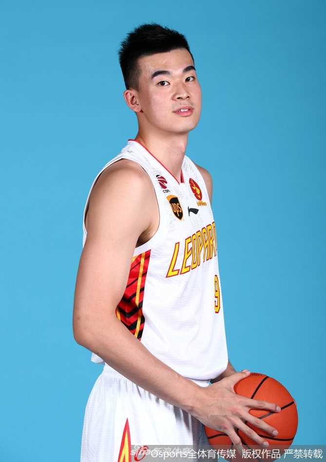 深圳烈豹新赛季全家福，教练组与球员们穿着统一的长袖训练服，在摄影棚内整齐排列，大家神情专注而放松，象征着新赛季的团结一心。