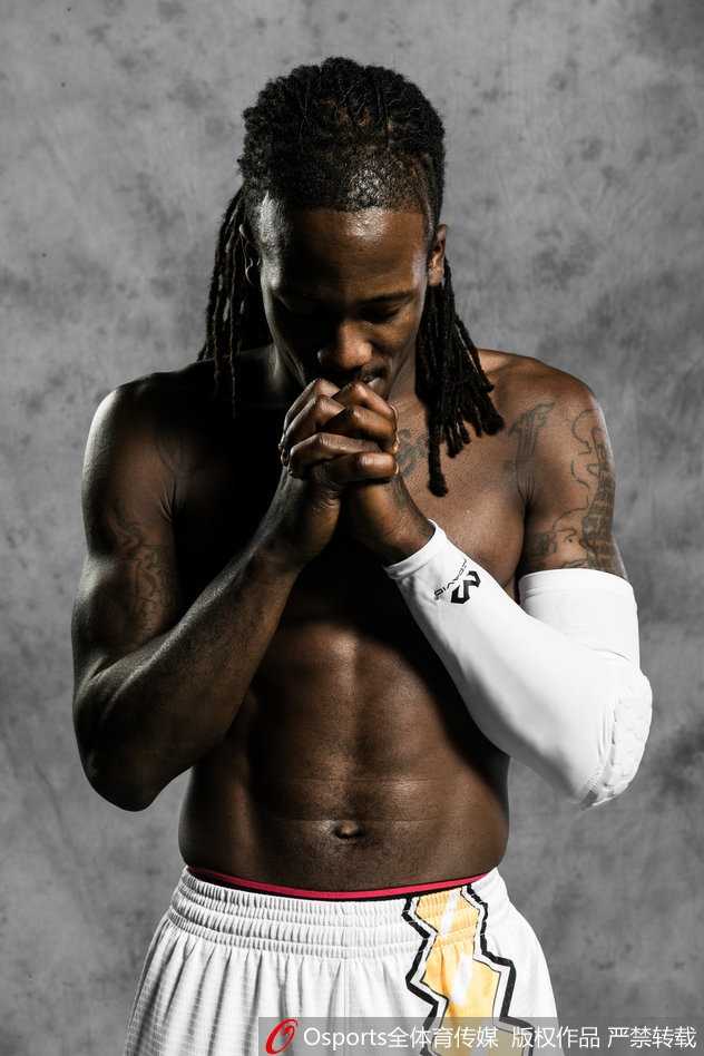 青春风暴与宝岛双枪:回看广厦男篮2017赛季的华丽序章 福特森在人群中如精灵般穿梭,指尖送出的传球仿佛带着精确制导的雷达信号,瞬间撕开对手整条防线。