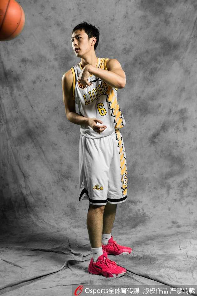 青春风暴与宝岛双枪:回看广厦男篮2017赛季的华丽序章 林志杰与刘铮在边线交流,两双锐利的眼睛同时锁定球场,仿佛早已看穿对手的下一回合战术。