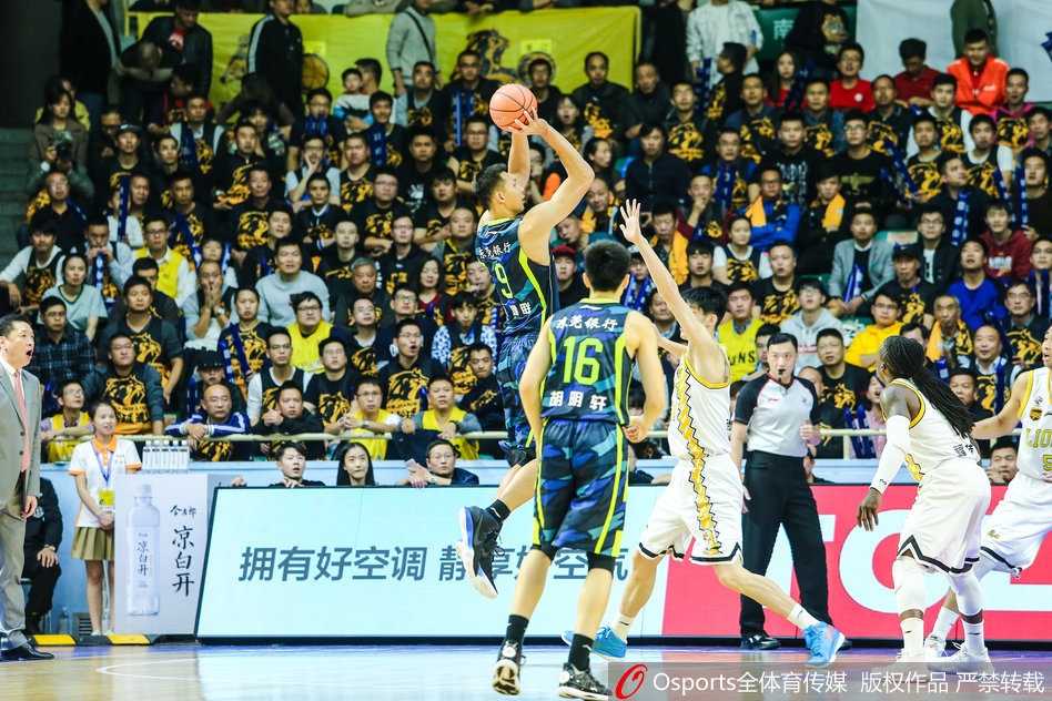 青春风暴席卷榜首大战 广厦主场大胜广东送华南虎首败 胡金秋与易建联在禁区进行肌肉碰撞的卡位战,胡金秋拼尽全力卡住位置,眼神中充满了对胜利的渴望。