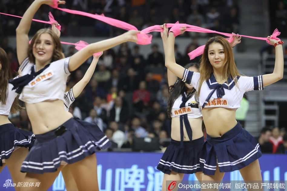 青春风暴席卷赛场,广东男篮啦啦队学生服演绎清纯与活力 镜头特写下,这位啦啦队员正随着节奏轻轻摆动身体,眼神专注而清澈,学生服的领结在灯光下格外醒目,展现出独特的清纯魅力。