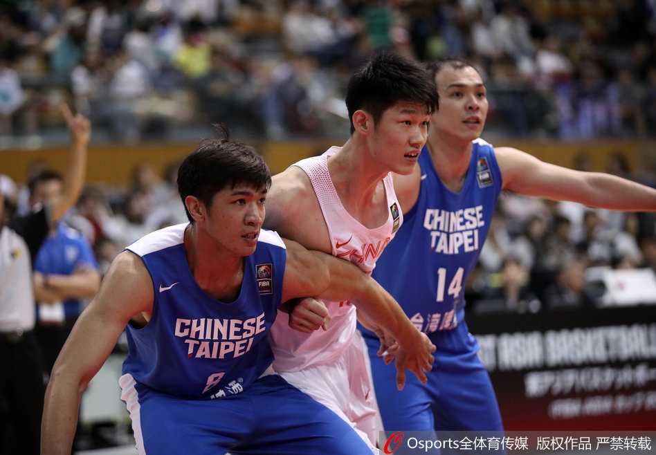 青春风暴席卷长野,国奥小将用三十三分胜利宣告亚洲篮坛新势力崛起 孙铭徽如闪电般突破两人夹防,将球高高抛起,眼神中透露着超越年龄的冷静与果敢。