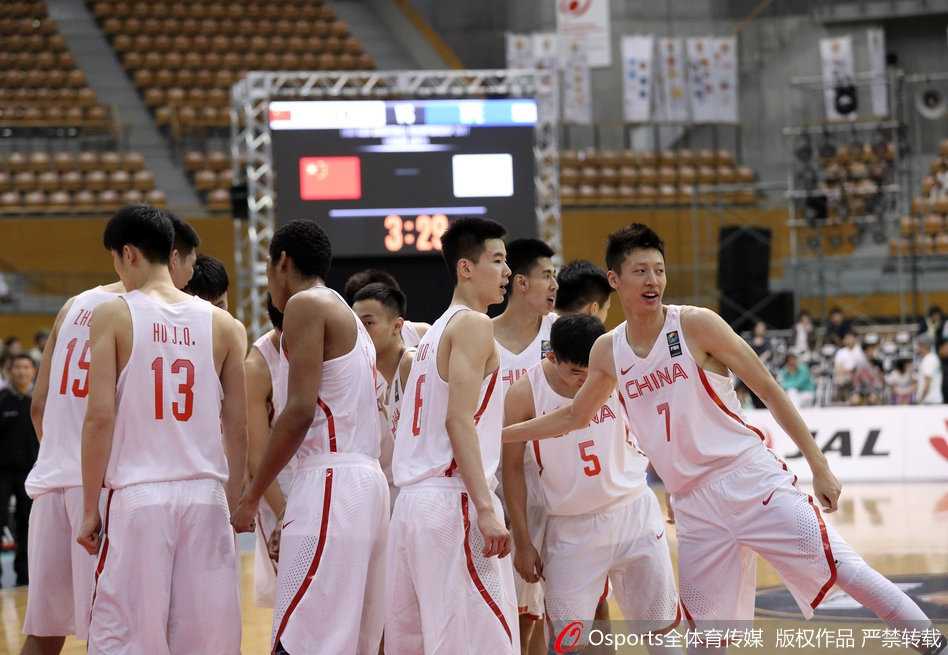 青春风暴席卷长野,国奥小将用三十三分胜利宣告亚洲篮坛新势力崛起 赵岩昊外线三分出手后手型依然保持完美,篮球在空中划出一道彩虹般的弧线直奔篮心。