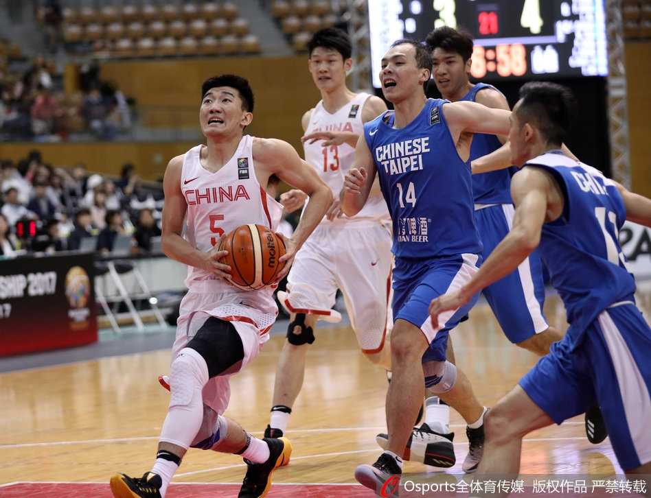 青春风暴席卷长野,国奥小将用三十三分胜利宣告亚洲篮坛新势力崛起 胡金秋在人群中高高跃起摘下篮板,手臂上的肌肉线条彰显着力量,身边的台北队球员只能望球兴叹。