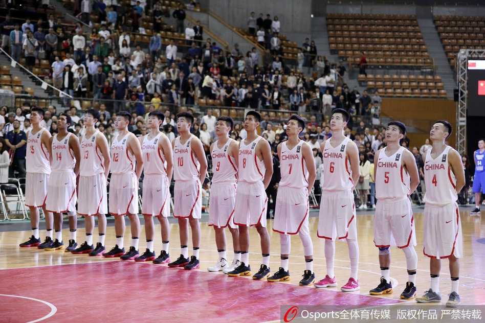 青春风暴席卷长野,国奥小将用三十三分胜利宣告亚洲篮坛新势力崛起 身披国奥战袍的胡金秋在内线卡位要球,他坚实的背身单打让身后的防守球员倍感压力。