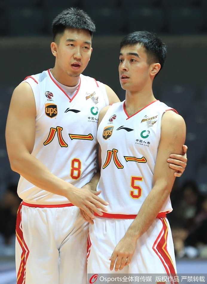 青春风暴席卷首尾大战,胡金秋两双引领广厦豪取八一连胜 广厦队核心胡金秋在八一队内线群中高高跃起,以一记势大力沉的单手劈扣点燃替补席激情,彰显了本土MVP级别的统治力。