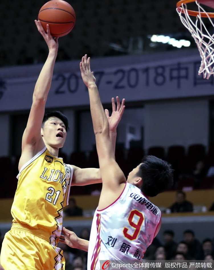 青春风暴席卷首尾大战,胡金秋两双引领广厦豪取八一连胜 八一队曹岩在外线觅得良机,他高高跃起,出手三分球,眼神中充满了坚定,全场命中的六记三分是他永不放弃精神的最好写照。