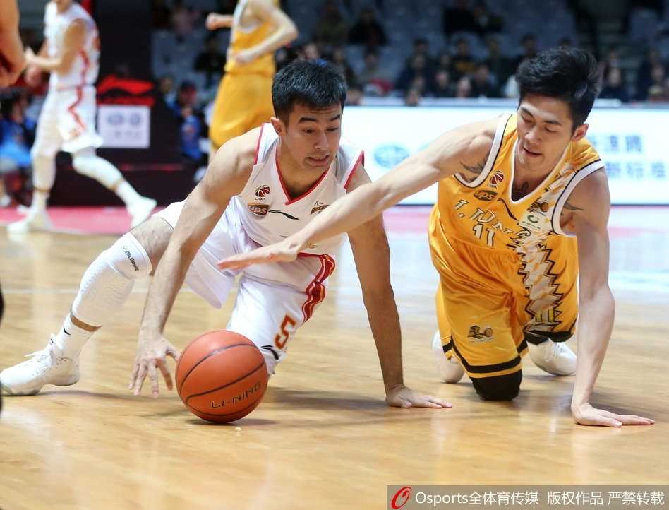 青春风暴席卷首尾大战,胡金秋两双引领广厦豪取八一连胜 广厦队快攻尖兵孙铭徽如闪电般杀入八一队禁区,他巧妙地拉杆上篮,在空中划过一道优美的弧线,将球稳稳送入篮筐。