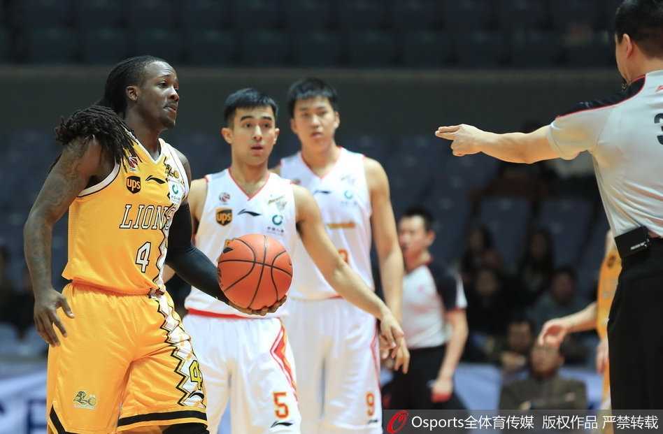 青春风暴席卷首尾大战,胡金秋两双引领广厦豪取八一连胜 广厦外援福特森穿越人丛,送出一记背后妙传,他的传球充满想象力,撕破了八一队的整条防线,展现了常规赛MVP候选人的风采。