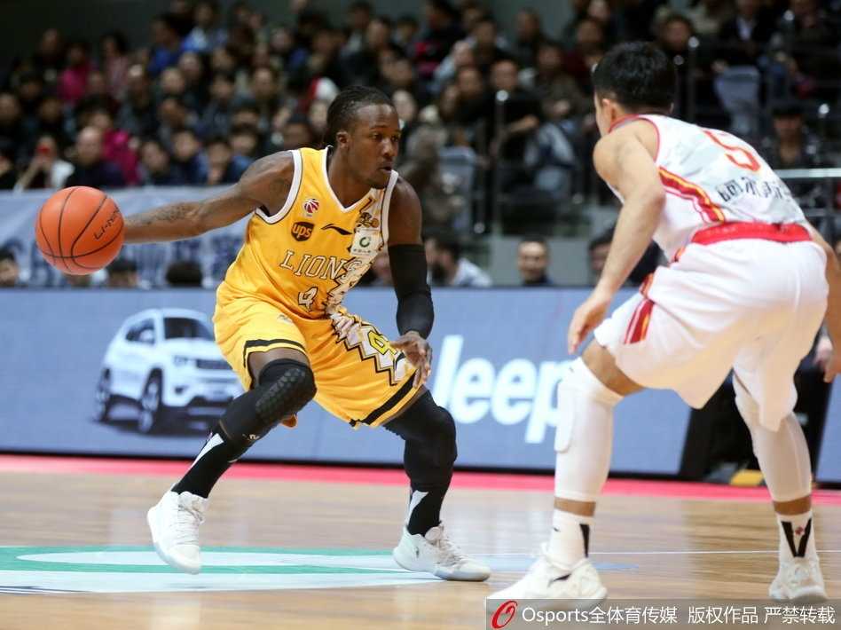 青春风暴席卷首尾大战,胡金秋两双引领广厦豪取八一连胜 比赛结束后,广厦队的球员们面带微笑围在一起,胡金秋与福特森击掌相庆,背景是记分牌上125:91的最终比分,宣告了这场胜利的归属。