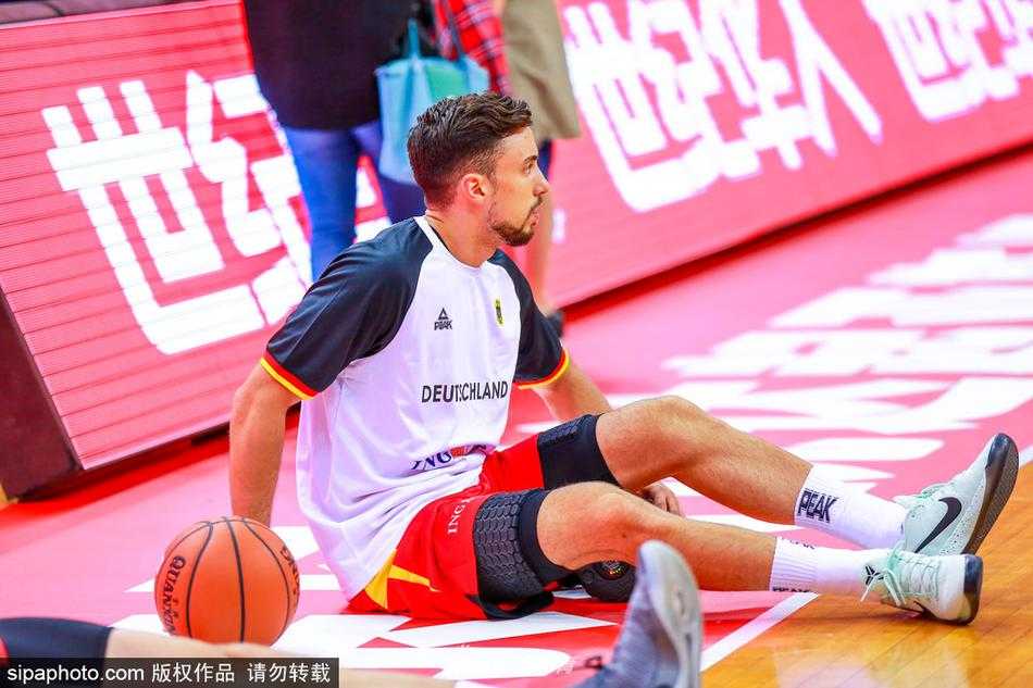 青春风暴来袭:德国男篮羊城备战斯杯,欲续写联合会杯荣光 德国队训练场上,一位年轻球员在烈日下进行运球突破练习,眼神专注而坚定,汗水挥洒在羊城的热土上,仿佛已闻到欧锦赛大战前的硝烟味。