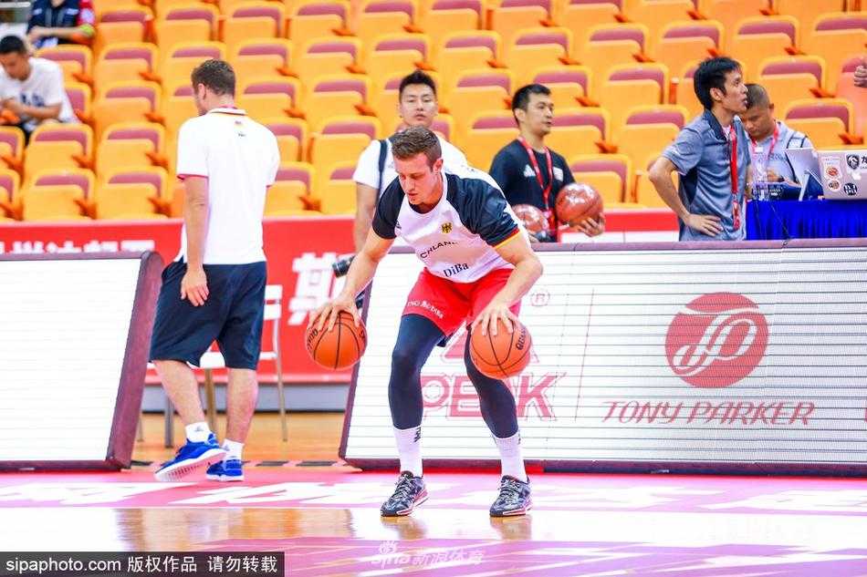 青春风暴来袭:德国男篮羊城备战斯杯,欲续写联合会杯荣光 训练结束后,队员们在场边进行拉伸放松,夕阳的余晖洒在体育馆的地板上,一天的辛劳化作收获的满足,他们即将以最佳状态迎接斯杯的挑战。