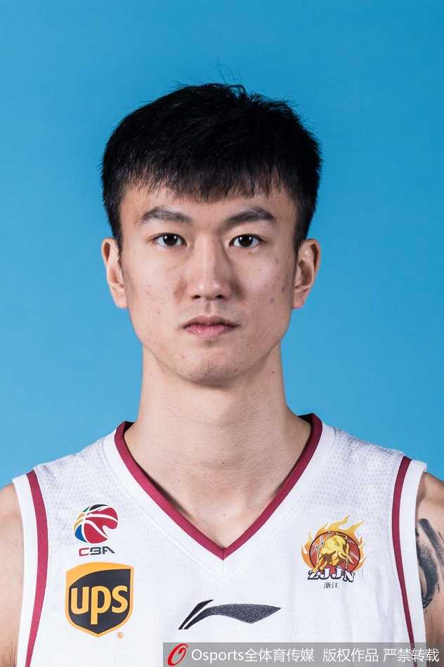 全队大合影定格历史瞬间，蒋兴权顾问与刘维伟教练端坐中央，身前是一群朝气蓬勃的小伙子，身后是崭新的征程。