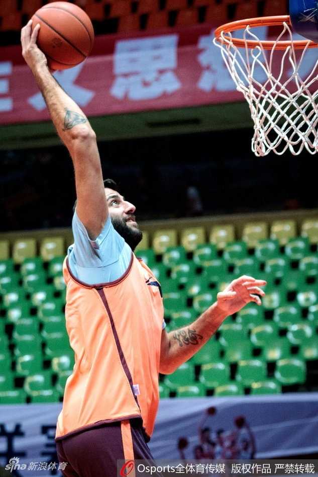 青春风暴蓄势待发 广厦主场静待蜀道挑战 训练场上,胡金秋眼神坚毅,在篮下反复磨练着细腻的篮下技术,准备在客场继续撑起广厦内线。