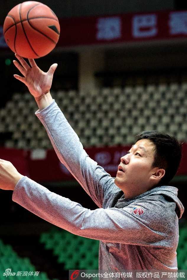 青春风暴蓄势待发 广厦主场静待蜀道挑战 刘铮在训练中犹如灵猫般敏捷,完成了一次漂亮的抢断后,脸上露出自信的微笑,他是广厦外线防守的一把大锁。