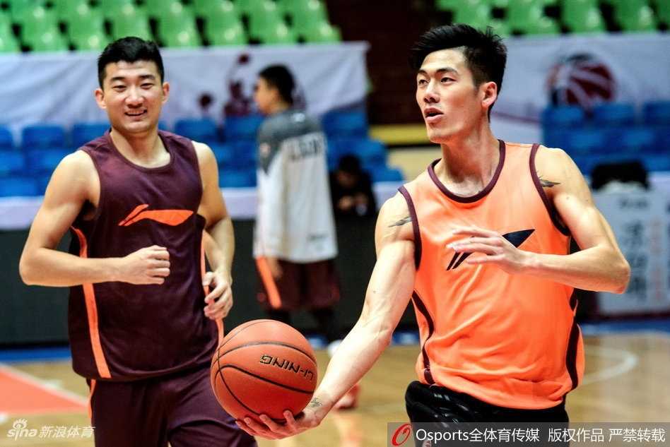 青春风暴蓄势待发 广厦主场静待蜀道挑战 外援福特森在训练中格外专注,运球穿越全场,他那双小个子的大眼睛里,满是对胜利的渴望和对比赛节奏的掌控。