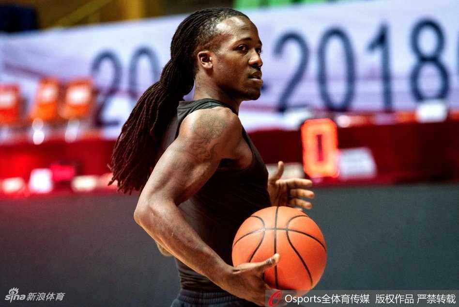 青春风暴蓄势待发 广厦主场静待蜀道挑战 赵岩昊训练后加练三分,球在空中划出优美弧线,这位年轻射手的眼中,映照的是对胜利的无限渴望。