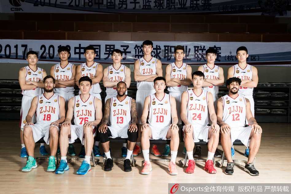 青春风暴重回杭州 浙江稠州银行男篮新纪元 陆文博、程帅澎等年轻小将勾肩搭背,脸上洋溢着青春的笑容,这是青年军专属的活力与情谊