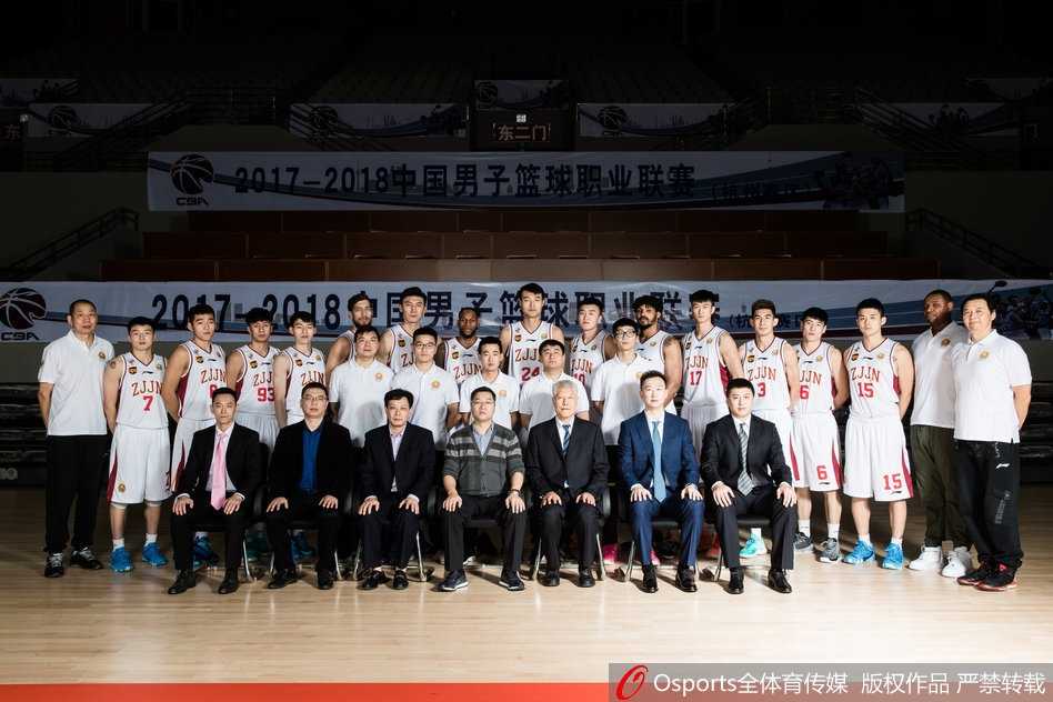 青春风暴重回杭州 浙江稠州银行男篮新纪元 全队围拢在一起,振臂高呼,摄影师定格下这股团结一心、渴望在新主场创造历史的瞬间