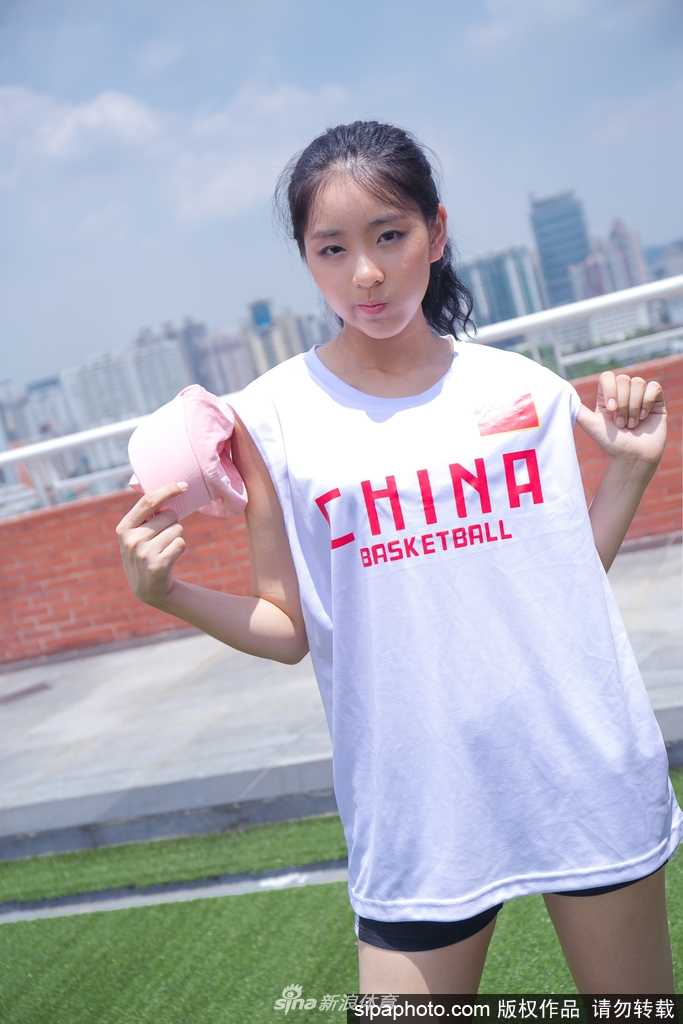 青春飞扬:篮球宝贝光影间舞动最美中国力量 最后这张照片中,几位篮球宝贝在户外草坪上欢乐跳跃,她们扎着丸子头,笑容无拘无束,阳光洒在她们身上,定格了这群青春少女最真实、最快乐的瞬间。