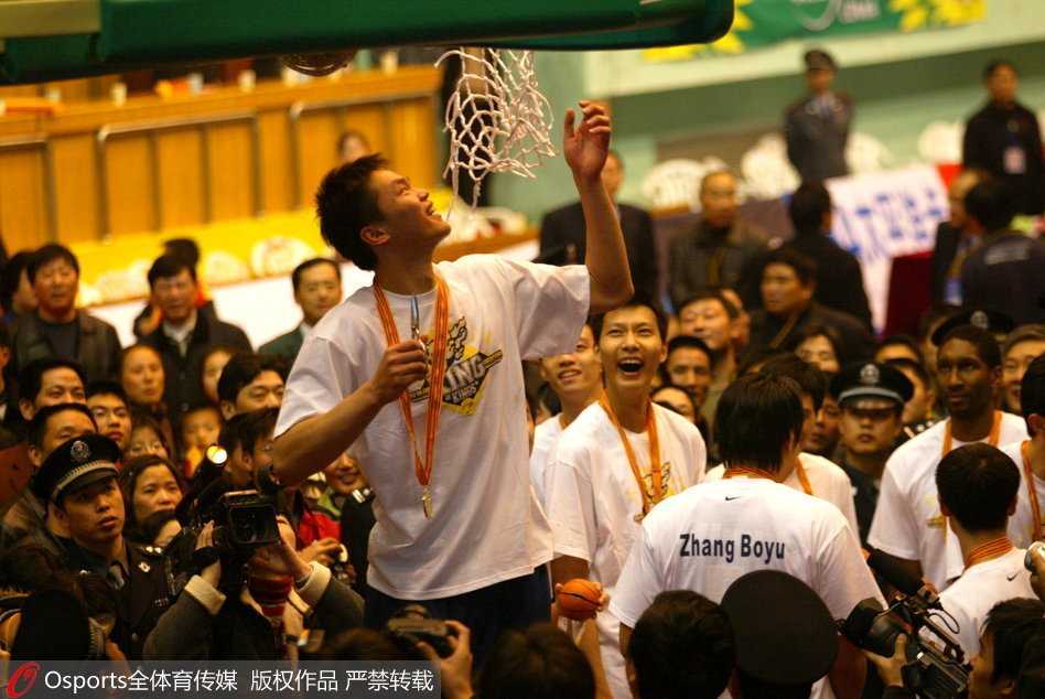 青葱少年变八冠王,朱芳雨眉角伤疤见证的万分传奇 青葱岁月的朱芳雨,眼神中带着初生牛犊的锐气,身披宏远战袍望向远方,仿佛在眺望自己即将亲手开创的王朝。