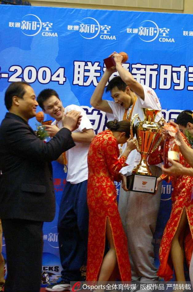 青葱少年变八冠王,朱芳雨眉角伤疤见证的万分传奇 身披国家队红色战袍的朱芳雨突破对手防线,眉角的伤疤在特写中格外清晰,这是他在国际赛场上浴血奋战、对抗世界强敌的勋章。