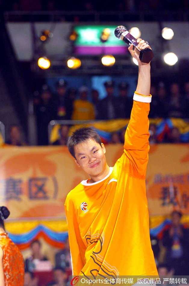 青葱少年变八冠王,朱芳雨眉角伤疤见证的万分传奇 夺冠时刻,朱芳雨高举总冠军奖杯,金色纸屑漫天飞舞,他的笑容里写满了历经风雨终见彩虹的喜悦与豪迈。