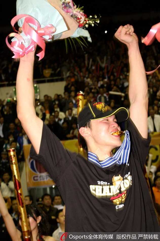 青葱少年变八冠王,朱芳雨眉角伤疤见证的万分传奇 退役后的朱芳雨西装革履,以总经理身份在场边督战,眼神依然犀利,角色转变但热爱未减,继续书写着他的篮球传奇。