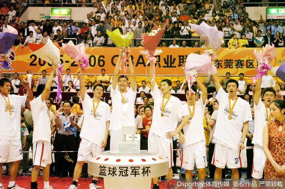 青葱少年变八冠王,朱芳雨眉角伤疤见证的万分传奇 朱芳雨手捧CBA至尊鼎,眼神坚毅地望着前方,身边环绕着欢呼的队友和飘扬的彩带,这一刻他就是宏远王朝的绝对主宰。