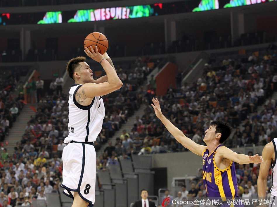 青葱少年变八冠王,朱芳雨眉角伤疤见证的万分传奇 朱芳雨在三分线外起跳出手,对手飞身封盖为时已晚,篮球在空中划出完美弧线,这正是他雨下三分、杀人诛心的经典瞬间。