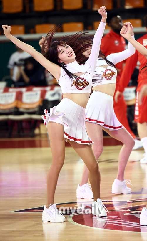 韓國啦啦隊女神安智賢領銜 蠶室體育館熱舞引爆籃球狂潮 啦啦隊員們在觀眾席前排起跳,與看台上的球迷近距離互動,成功將現場的熱烈氛圍渲染到最高點。