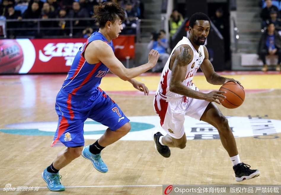 韦弗兰德里双星闪耀 吉林主场大胜天津终结连败 韦弗犹如闪电般撕裂天津防线,他高高跃起,手中的篮球仿佛被赋予了生命,精准地向篮筐飞去。