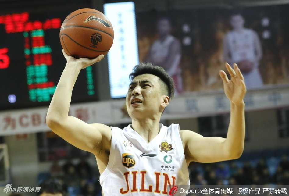 韦弗兰德里双星闪耀 吉林主场大胜天津终结连败 计时器的意外停顿仿佛是为吉林队奏响的冲锋号角,裁判与技术台沟通的瞬间,球场上的紧张气氛凝固到了极点。