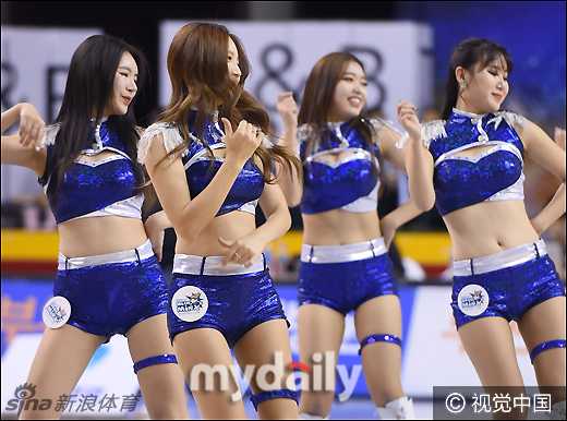 篮球馆内，啦啦队员随着强劲节拍甩动长发，充满活力的舞姿点燃了赛场激情。
