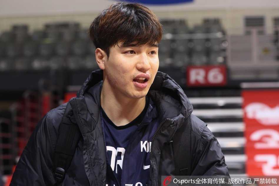 投篮训练环节，一名射手在三分线外高高跃起，篮球划过一道完美的弧线空心入网，他憨厚一笑，露出洁白的牙齿，仿佛对这次出手颇为满意。